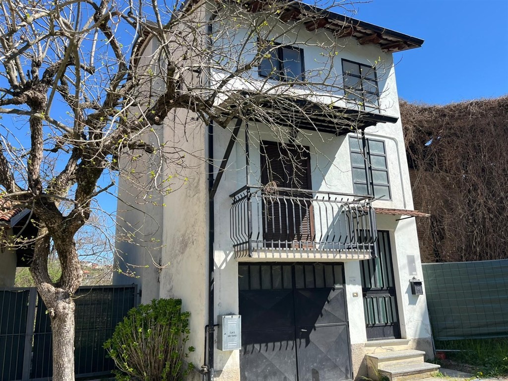 Monastero di Vasco (CN) fr. Comini, casa con piccolo giardino